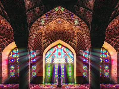 مسجد با شیشه های رنگی